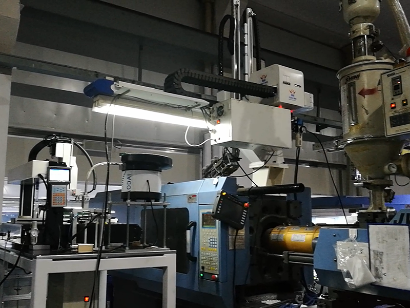 三轴机械手充电器插片自动化埋入方案